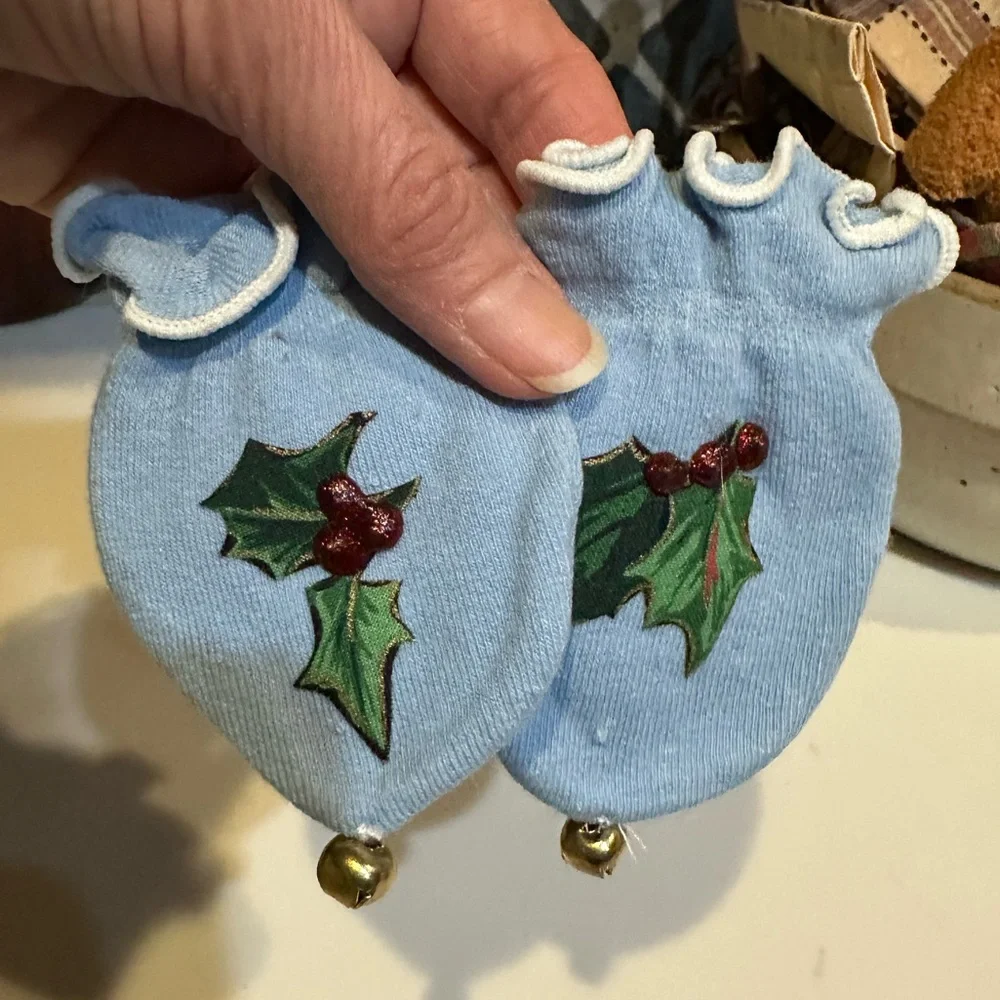 BABY SCRATCH MITTENS BELLS NEWBORN INFANT HOLLY APPLIQUÉ CHRISTMAS BLU YELO WTE